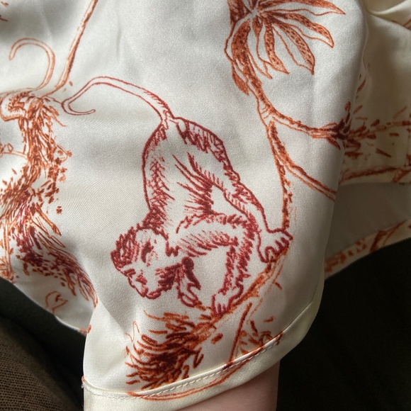 Aritzia Little Moon patterned silk shorts - Picture 7 of 9